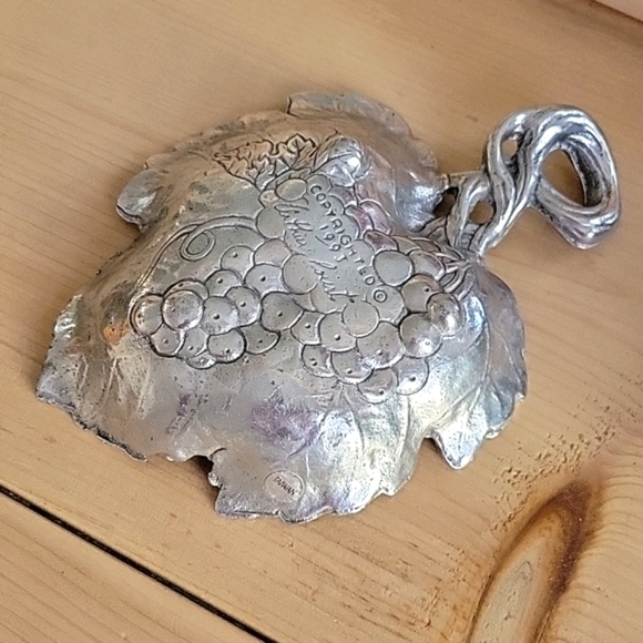 Arthur Court Signed Grape Leaf Hand Cast Aluminum Fruit Dish - Picture 3 of 4
